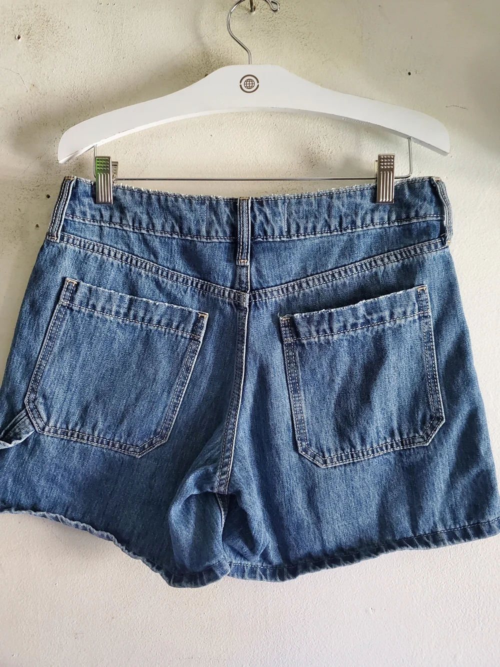 Hollister Low Rise Baggy Short Size 26.